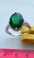 Продам серебряное женское кольцо с зелёным камушком. - Вишнёвое
