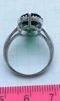 Продам серебряное женское кольцо с зелёным камушком. - Вишнёвое