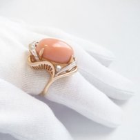 Коктейльное золотое кольцо с натуральным кораллом и бриллиантами - Киев