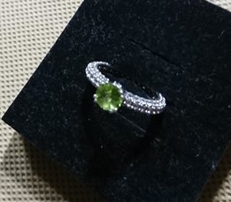 Кольцо из серебра с натуральным перидотом и сапфирами (синт.), р. 17,5 - Мариуполь