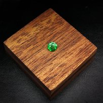 Натуральный Цаворит 0.67 ct - Киев